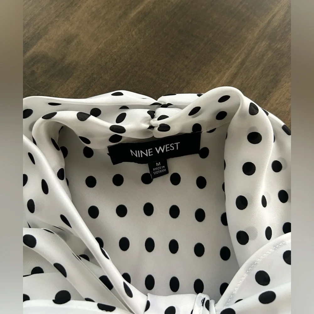 Nine West Sleeveless Black and White Polka Dot Blouse🎀 - Picture 3 of 7